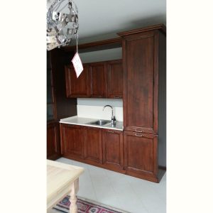 Cucina classica con dispensa ad angolo - immagine 10