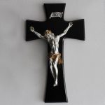 Crocifisso in resina e legno