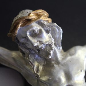 Crocifisso da parete in resina e legno 28 x 38 cm - immagine 2