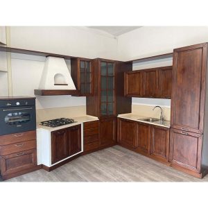 cucina classica con dispensa ad angolo