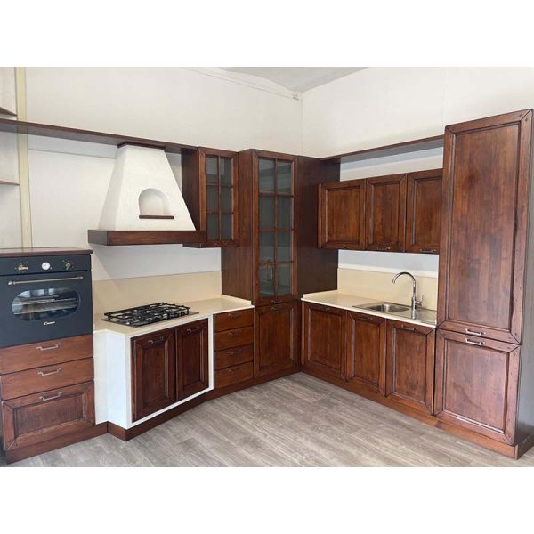 cucina classica con dispensa ad angolo