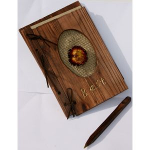 Quaderno realizzato con copertina in legno, carta riciclata, matita a sfera coordinata.